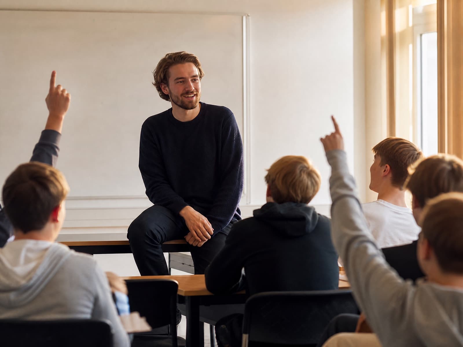 Elever rækker hånden op under et skolebesøg fra Opdag Koranen